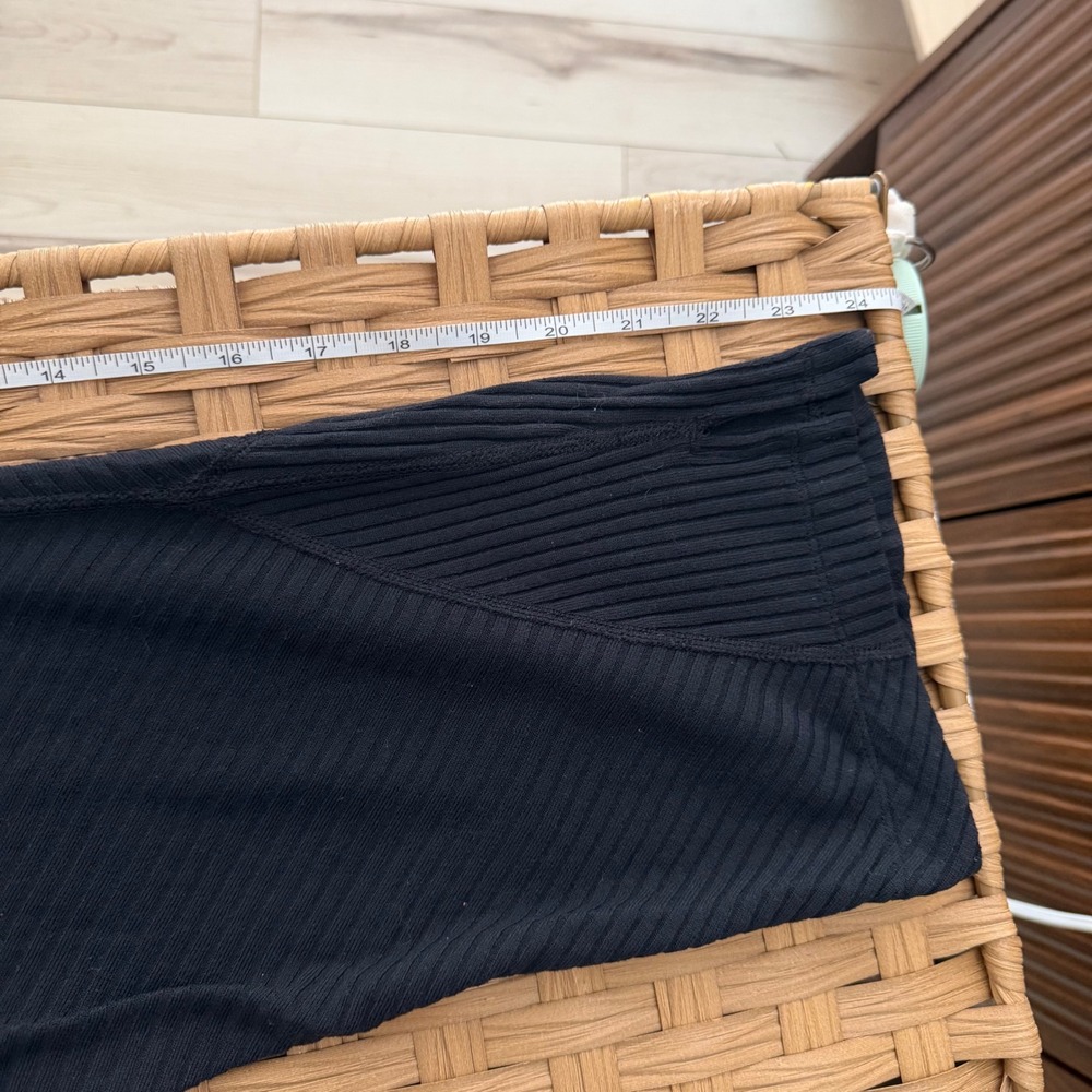 FP Movement Free People Black Ribbed Paneled Joggers Cropped Athletic Pants M - Picture 4 of 4